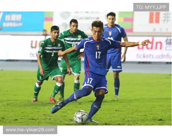 《第一个黑人足球明星的崛起与奋斗历程》